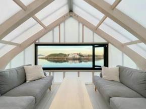 Modern Seaside House In Henningsvær
